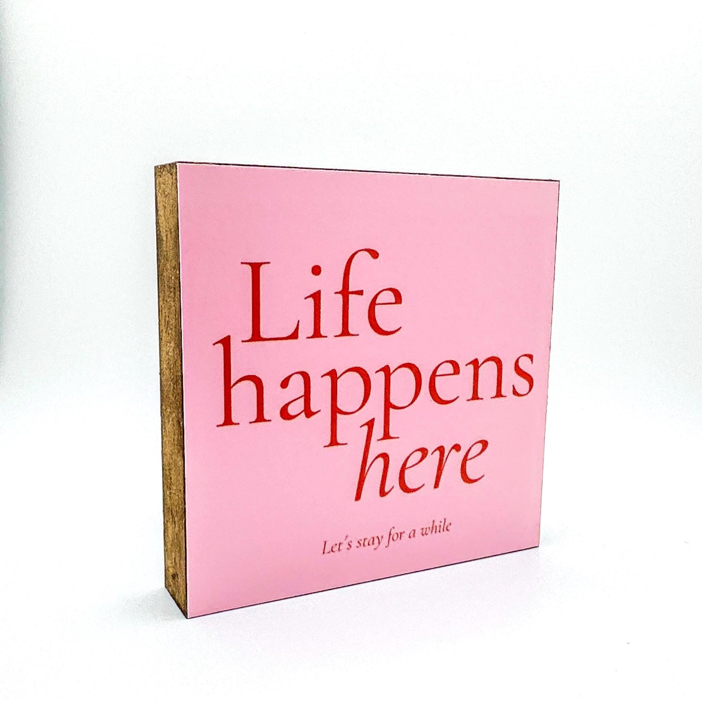 Life happens here Holzbild – Tischdeko & Wanddeko Holzschild mit Spruch, kleines Geschenk zum Geburtstag, Einzug oder für die Liebe, Partner
