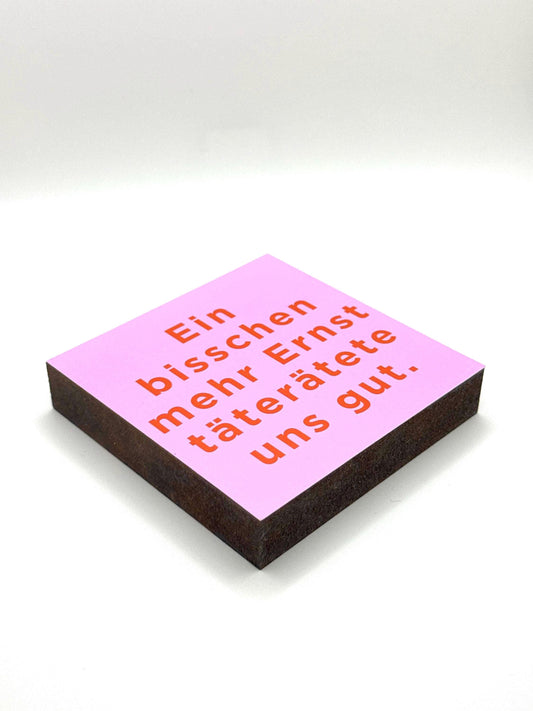 Lustiger Büro Spruch – Ein bisschen mehr Ernst täterätete uns gut – Geschenk Kollegin Arbeit – humorvolle Schreibtisch Deko – Mini Holzbild