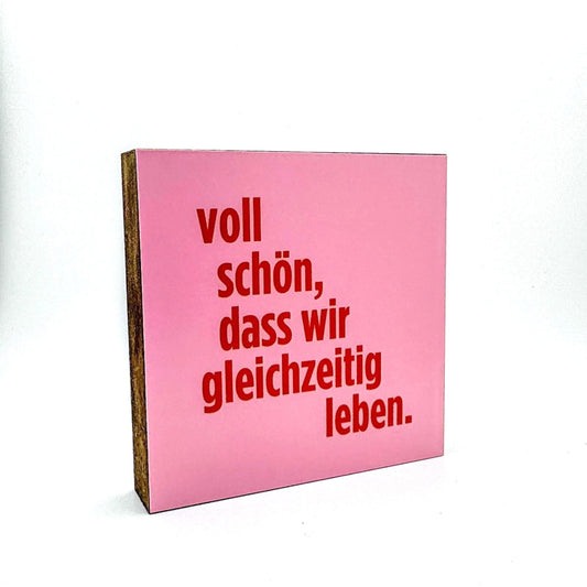 Voll schön, dass wir gleichzeitig leben Holzbild – 10x10 cm Mini Art Print – Liebevolle Spruch Deko Geschenk für Lieblingsmensch