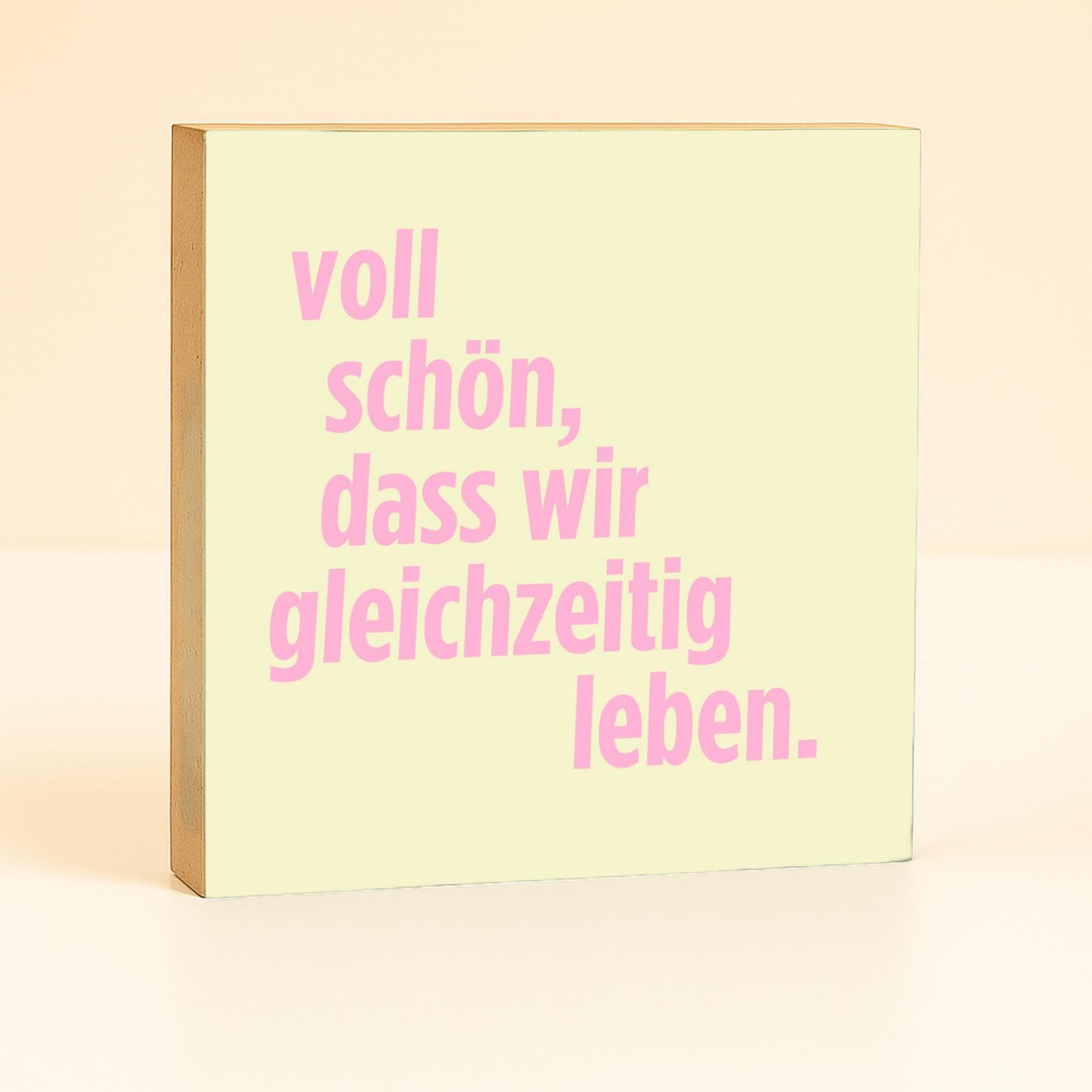 Voll schön, dass wir gleichzeitig leben Holzbild – 10x10 cm Mini Art Print – Liebevolle Spruch Deko Geschenk für Lieblingsmensch