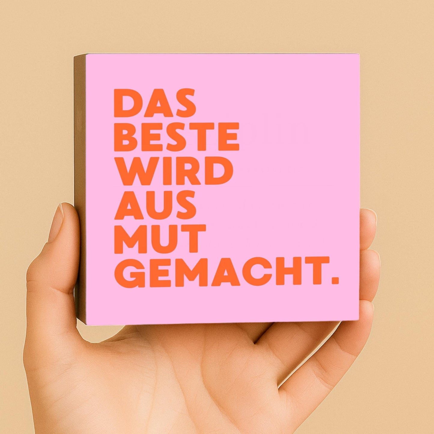Das Beste wird aus Mut gemacht – Typografie Holzbild 10x10 cm – Inspirierendes Geschenk Motivation Spruch – Minimalistische Wanddeko