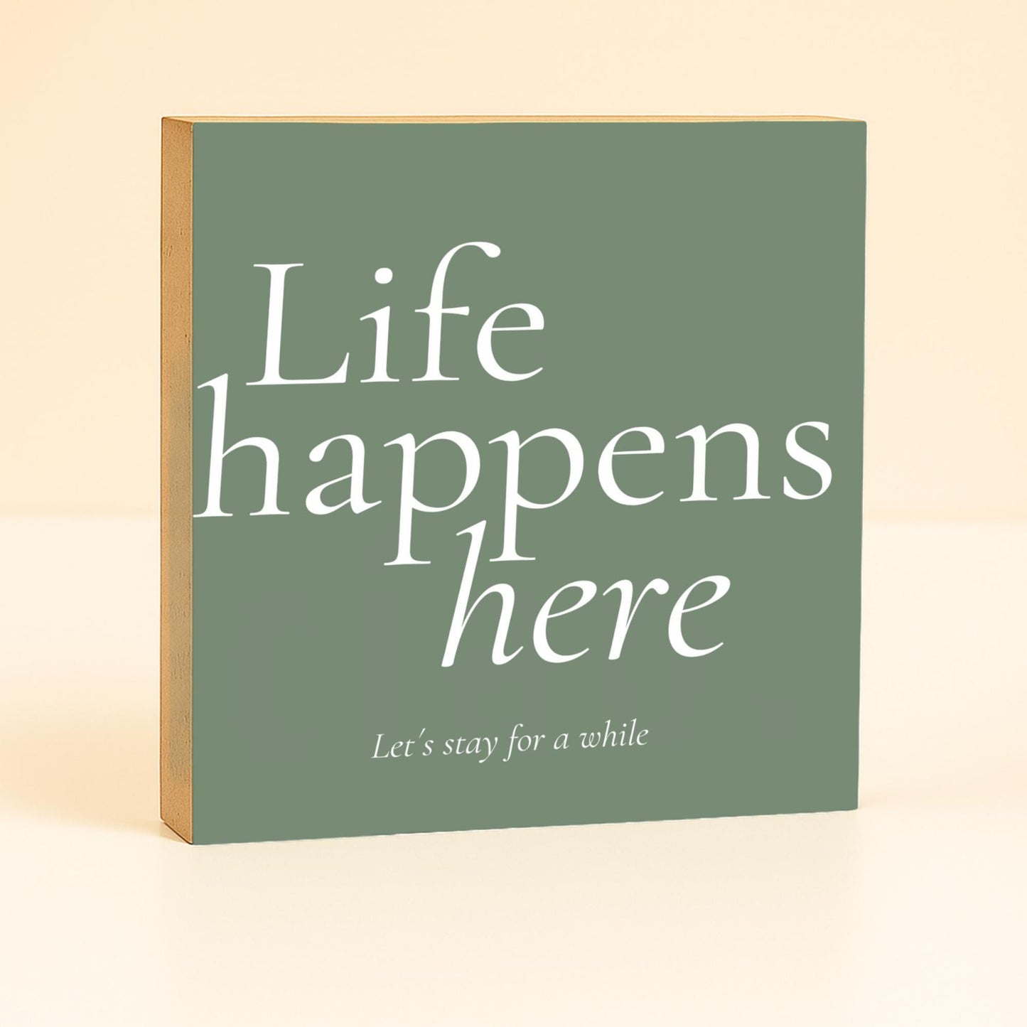 Life happens here Holzbild – Tischdeko & Wanddeko Holzschild mit Spruch, kleines Geschenk zum Geburtstag, Einzug oder für die Liebe, Partner