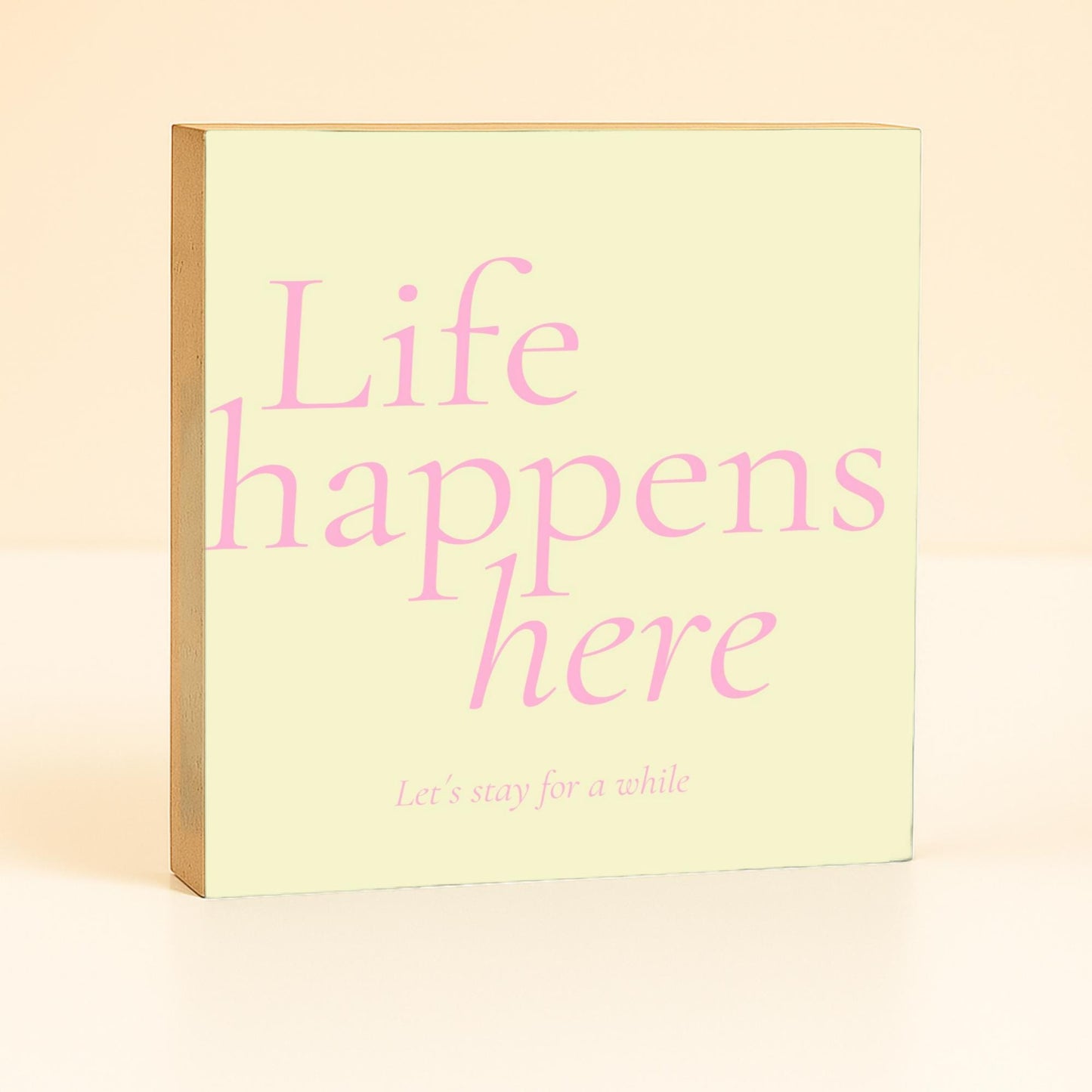 Life happens here Holzbild – Tischdeko & Wanddeko Holzschild mit Spruch, kleines Geschenk zum Geburtstag, Einzug oder für die Liebe, Partner