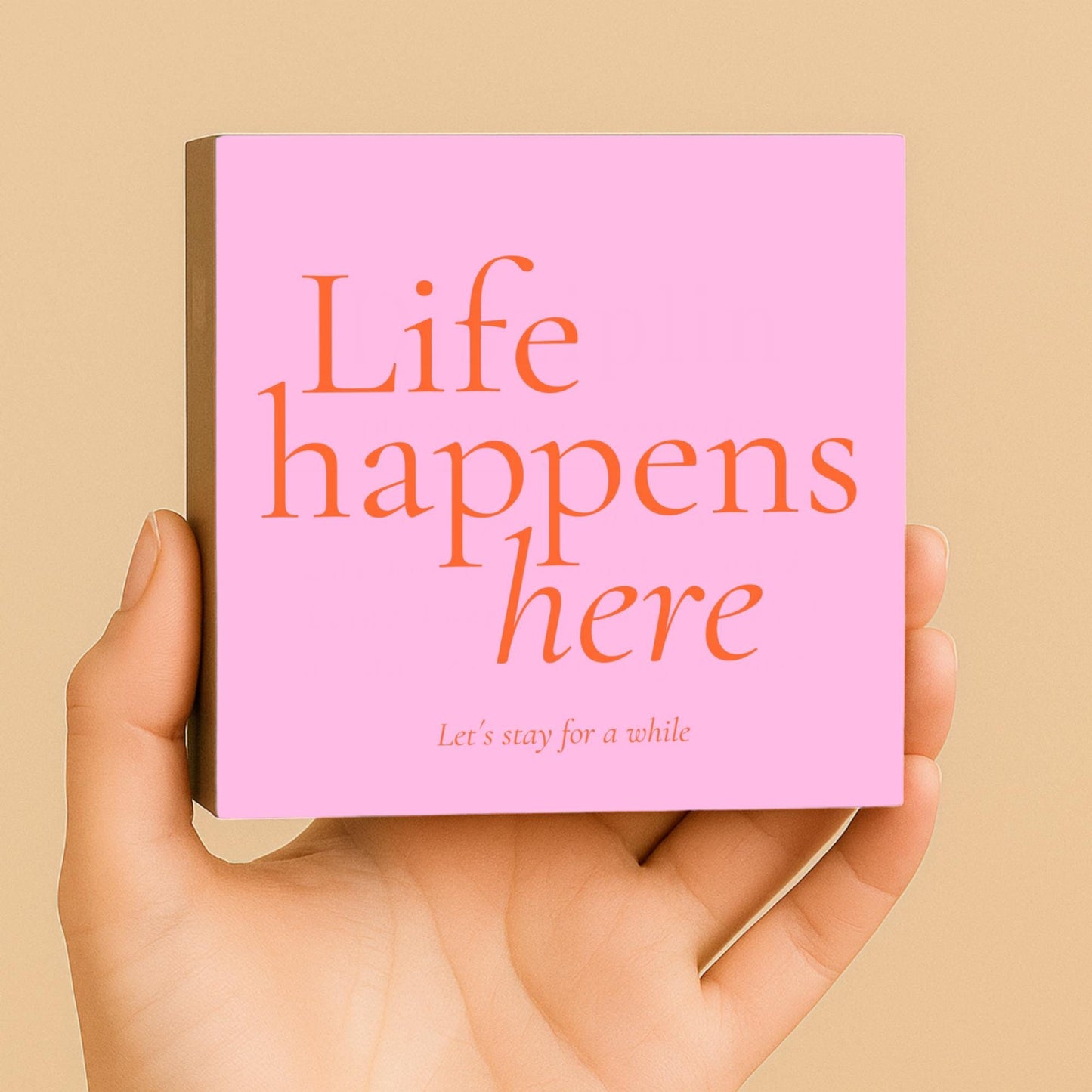 Life happens here Holzbild – Tischdeko & Wanddeko Holzschild mit Spruch, kleines Geschenk zum Geburtstag, Einzug oder für die Liebe, Partner