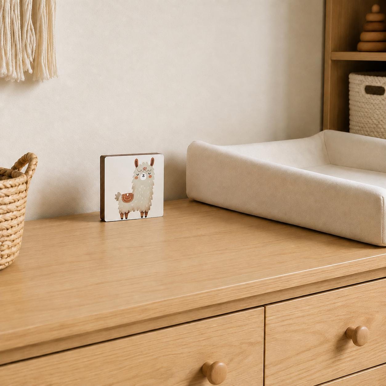 Lama-Bild fürs Kinderzimmer aus Holz | Süße Babyzimmer-Deko | Geschenk zur Geburt | Mini Art Print 10 × 10 cm