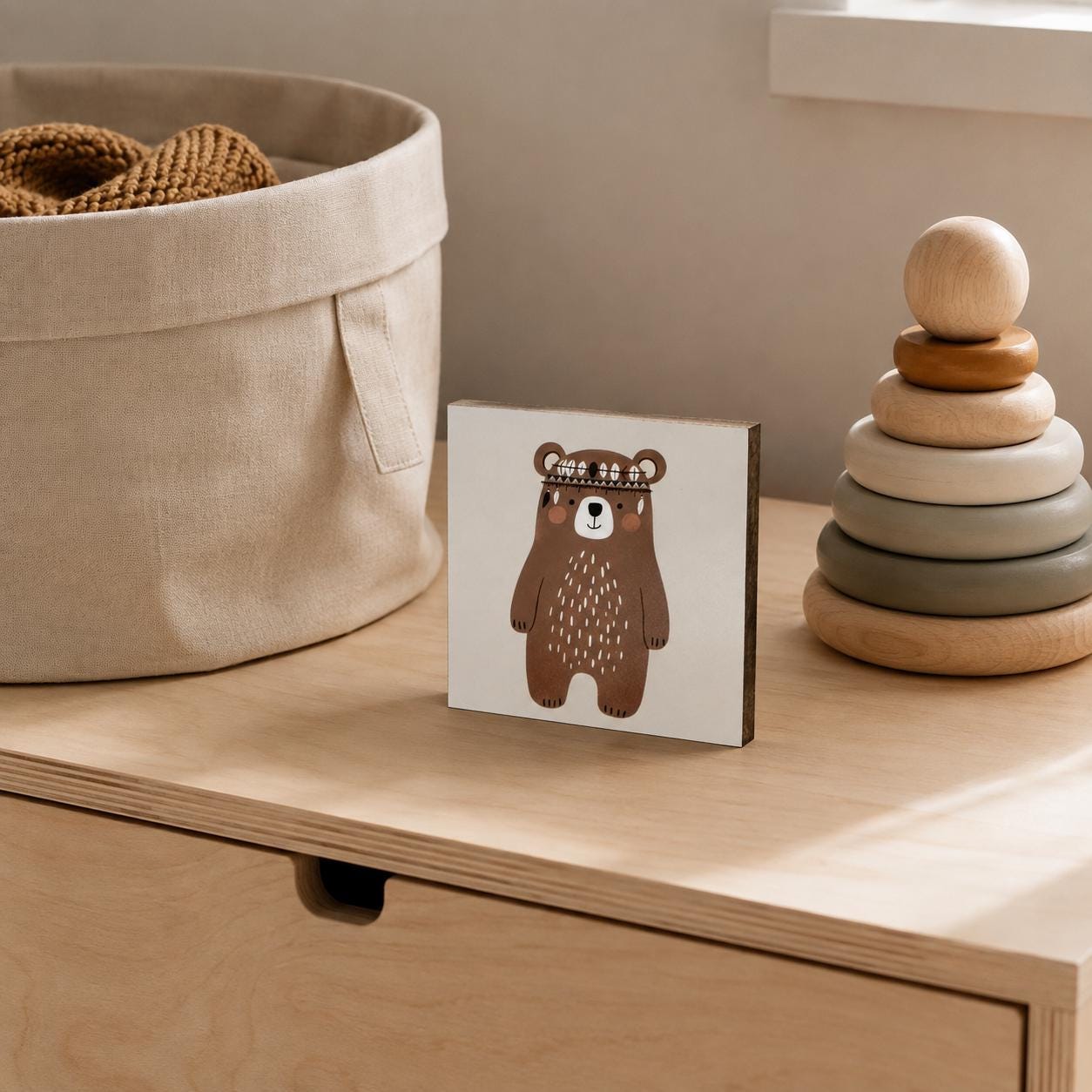 Bär-Bild fürs Kinderzimmer aus Holz | Süße Babyzimmer-Deko | Geschenk zur Geburt | Mini Art Print 10 × 10 cm